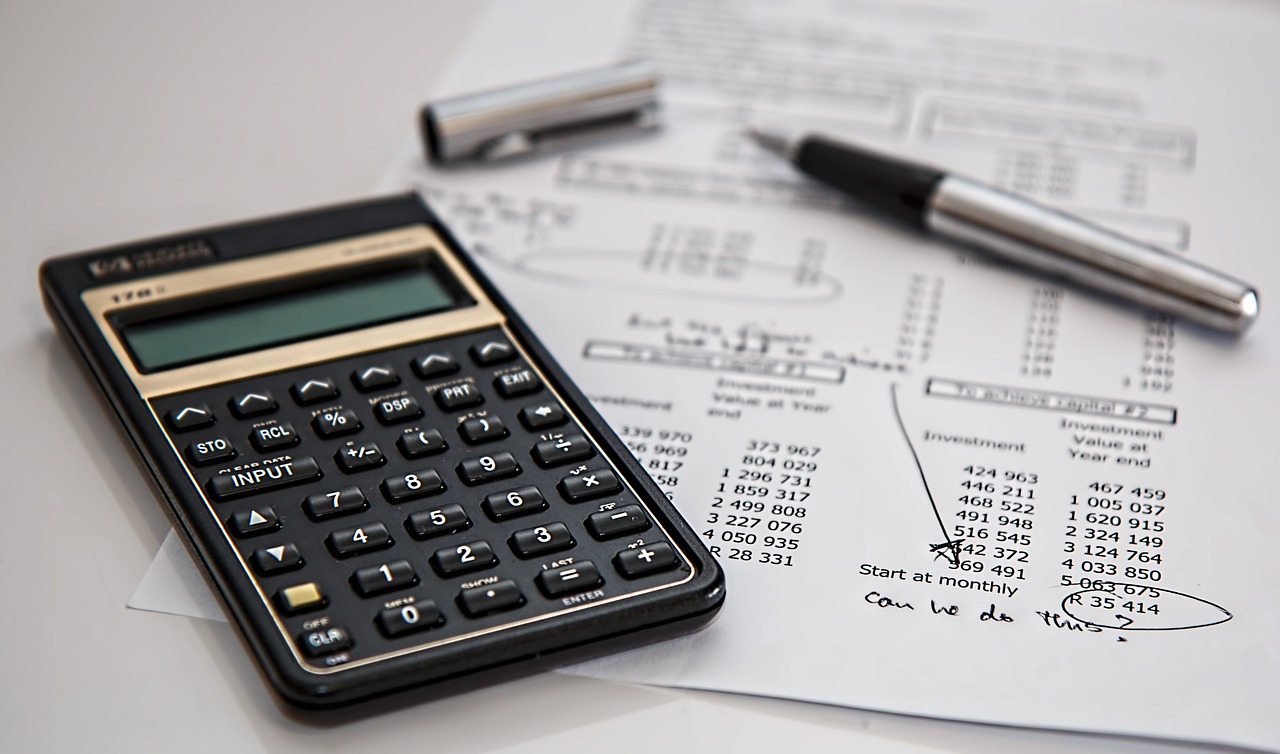 Como calcular a compensação por caducidade de contrato a termo certo?